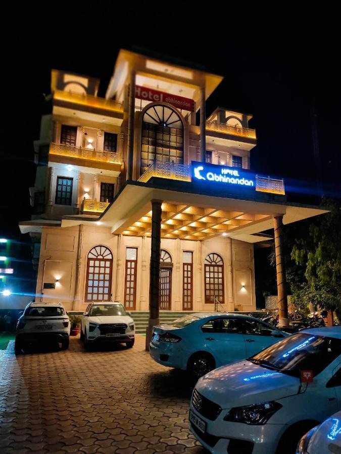Hotel Abhinandan Mathura Bagian luar foto