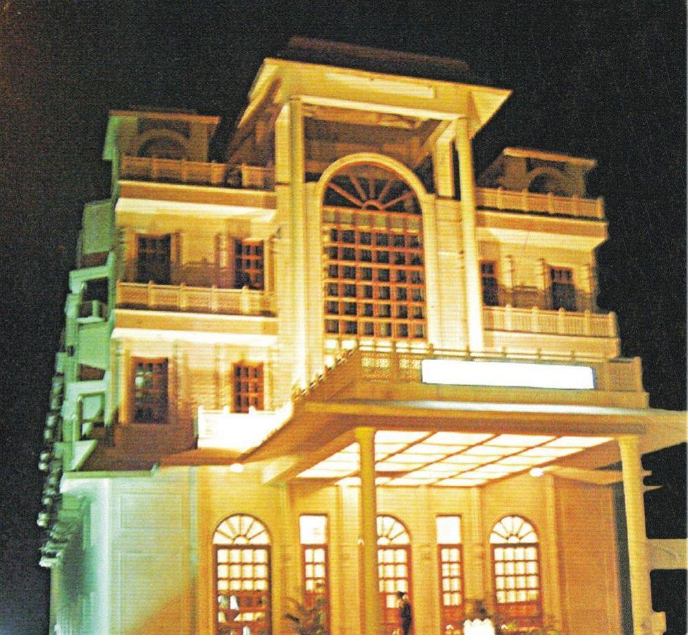 Hotel Abhinandan Mathura Bagian luar foto